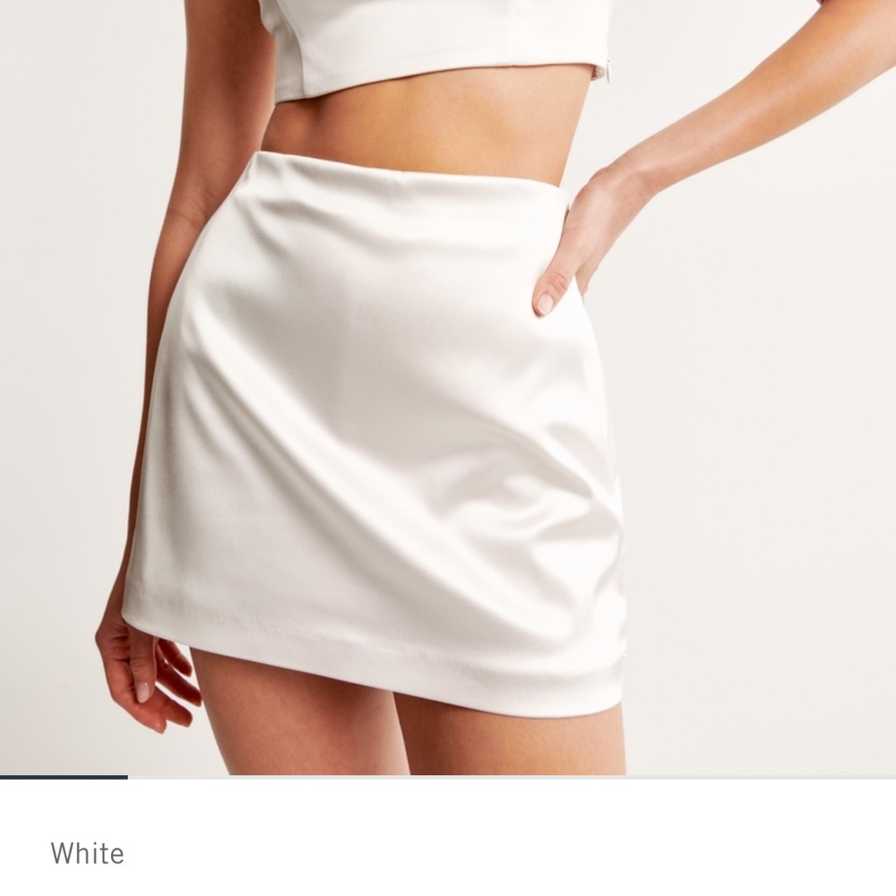 Abercrombie The A&F Scarlett Satin Sculpt Mini
Skort